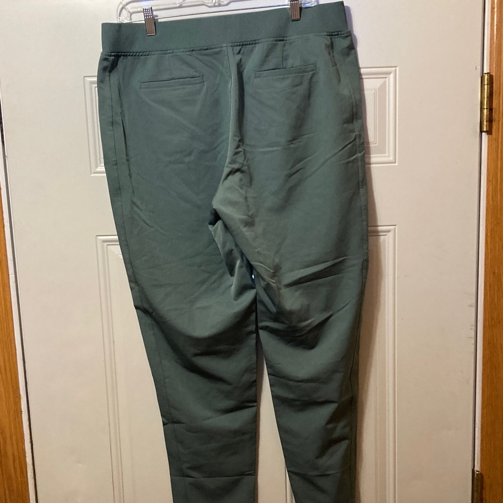 32 Cool Pants L‎